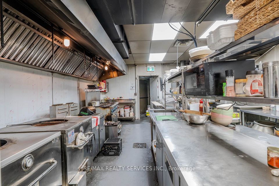 2055 DUNDAS Street, Mississauga, ON L4X 2W1