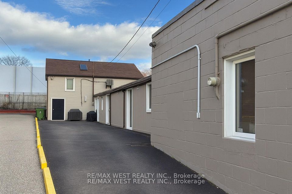 33 South Station Street, Toronto W04, ON M9N 2B2