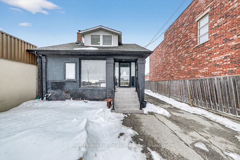 881 Lakeshore Road E, Mississauga, ON L5E 1E2