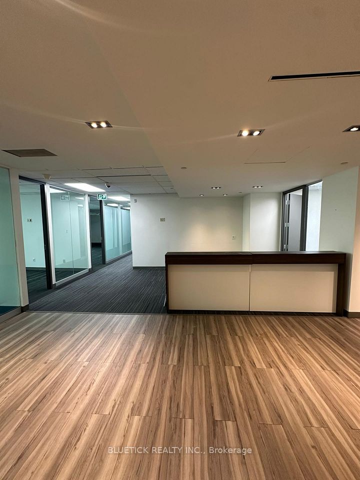 5500 North Service Road 801, Burlington, ON L7L 6W6