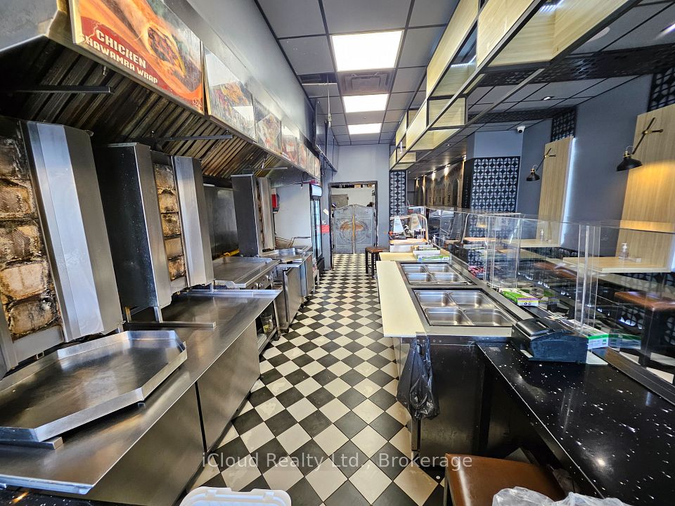 377 Burnhamthorpe Road E 4, Mississauga, ON L5A 3Y1