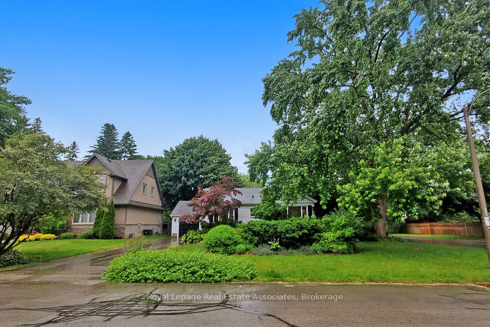 Detached at 925 Kingsway Drive Main, Burlington, ON L7T 3J1, Burlington
