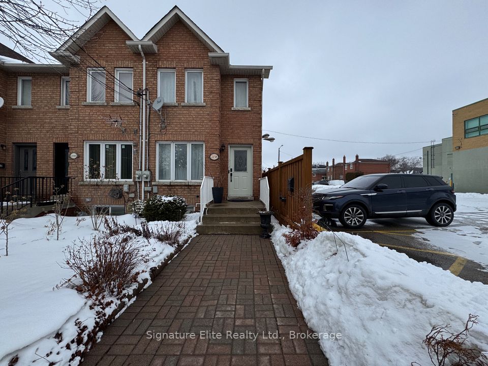 2138 Eglinton Avenue W, Toronto W04, ON M6E 2K8