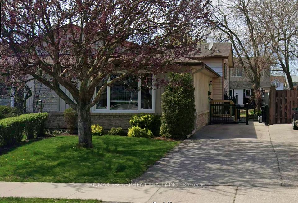 Semi-Detached  at 2223 Manchester Drive, Burlington, ON L7P 3W3, Burlington