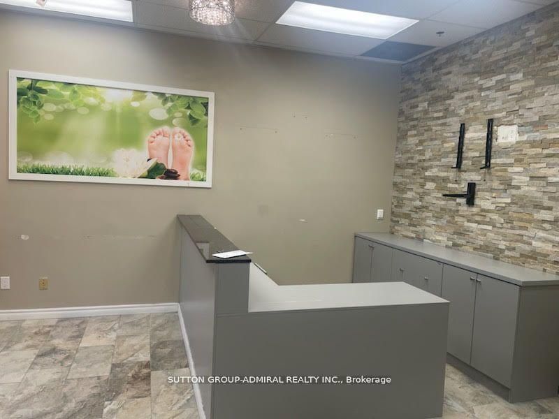 2011 Lawrence Avenue W 10, Toronto W04, ON M9N 3V3