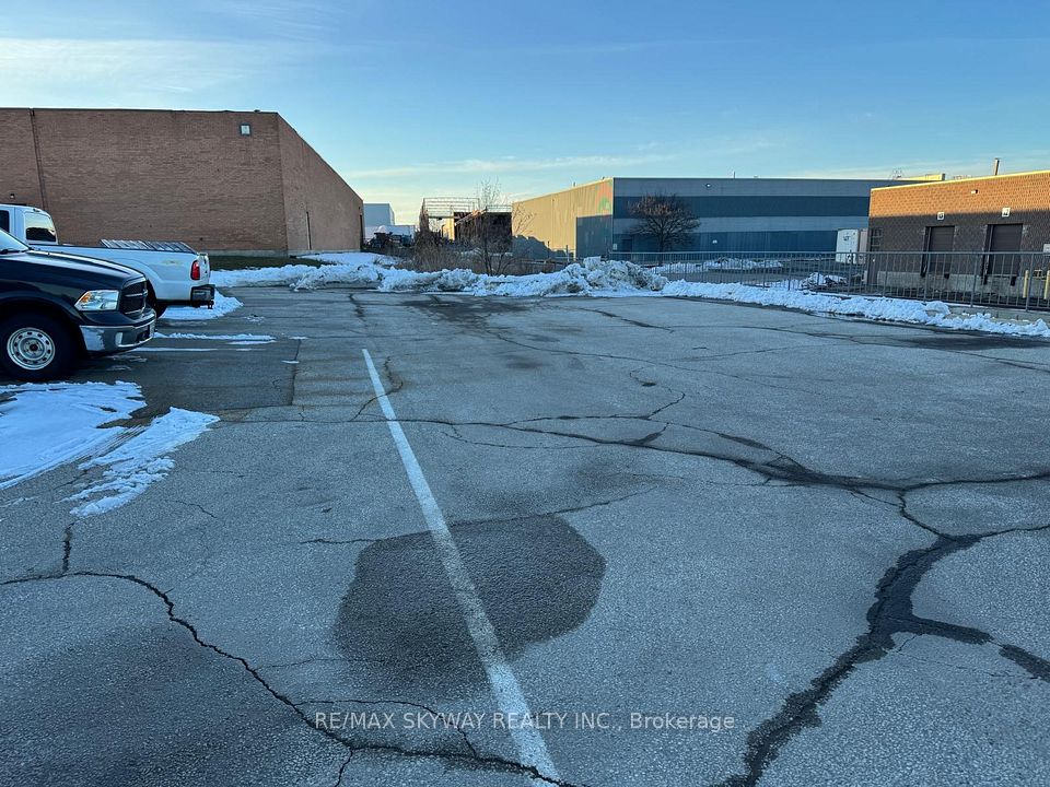 5 Automatic Road, Brampton, ON L6S 4K6