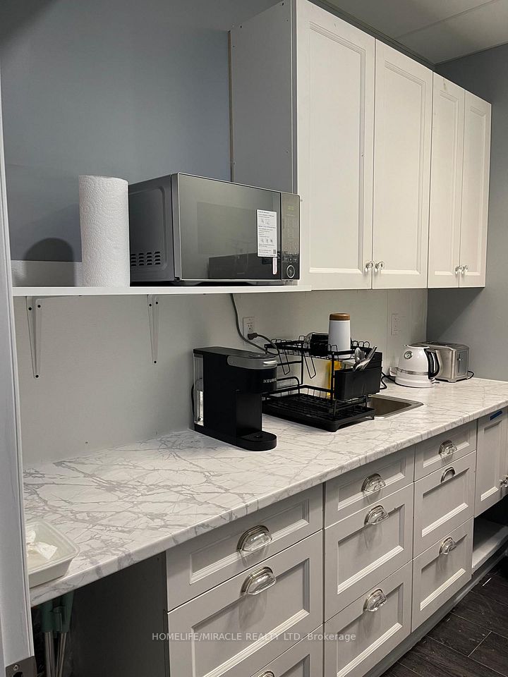 2359 NW RoyalWindsor Drive 211-P, Mississauga, ON L5J 4S9