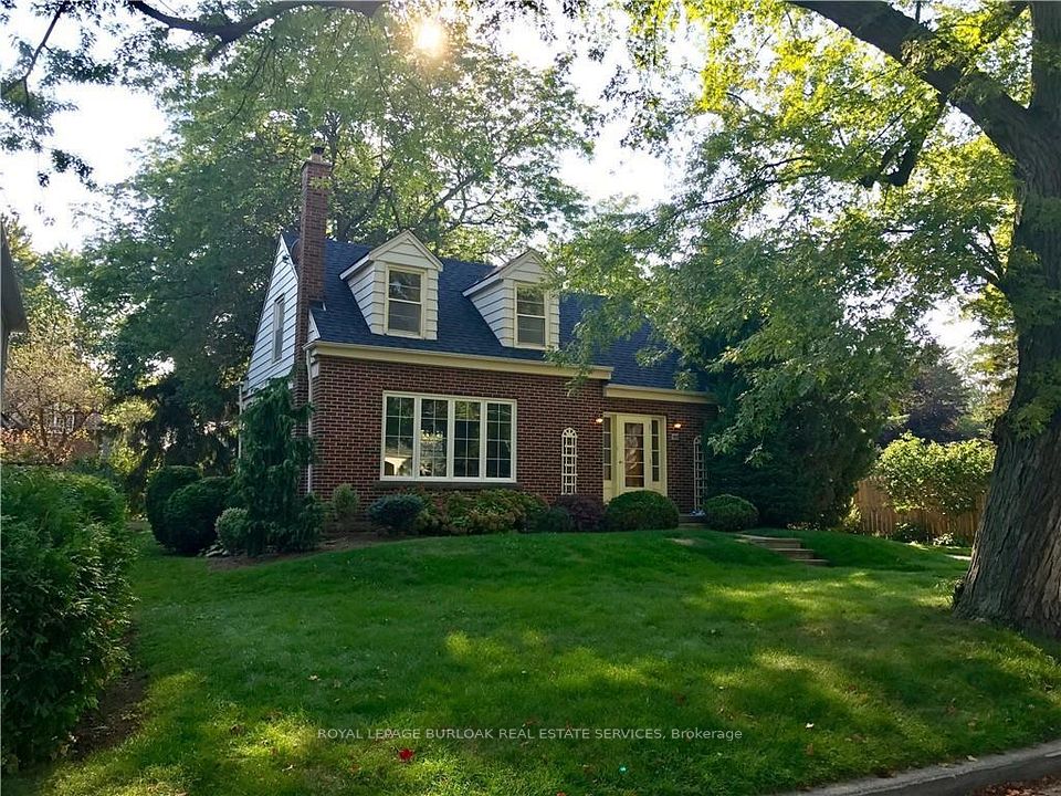 Detached at 252 Pomona Avenue, Burlington, ON L7N 1T1, Burlington