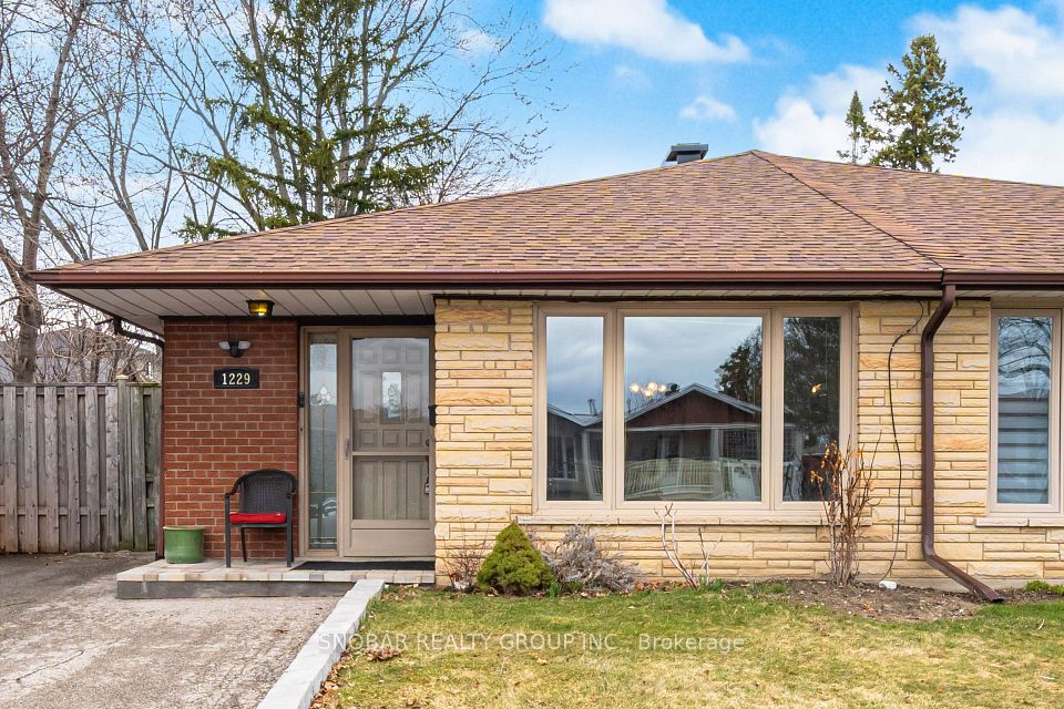 Semi-Detached  at 1229 Shadeland Drive, Mississauga, ON L5C 1P2, Mississauga