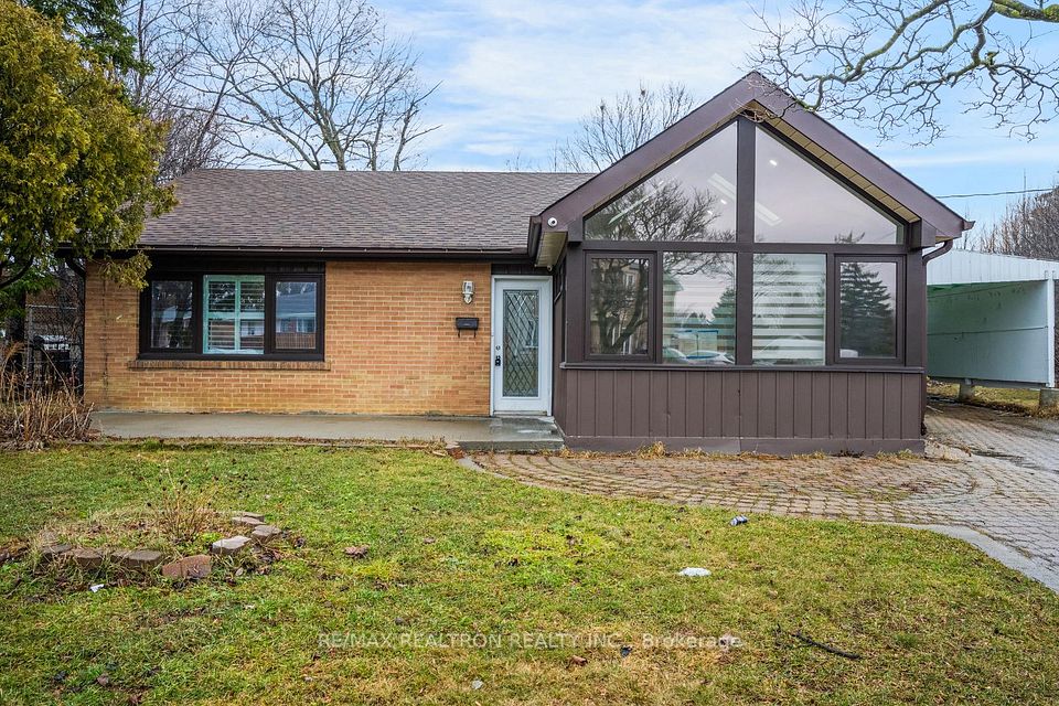 Detached at 30 Lawrence Crescent, Brampton, ON L6W 2P3, Brampton