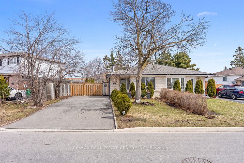 Semi-Detached  at 25 Juniper Crescent, Brampton, ON L6S 1J9, Brampton