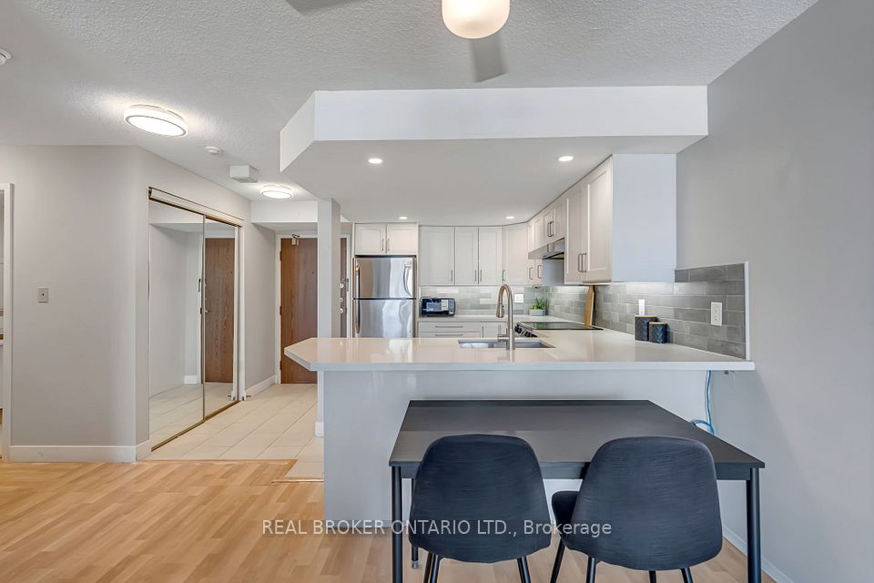 Condo Apartment at 25 Agnes Street 903, Mississauga, ON L5B 3X7, Mississauga