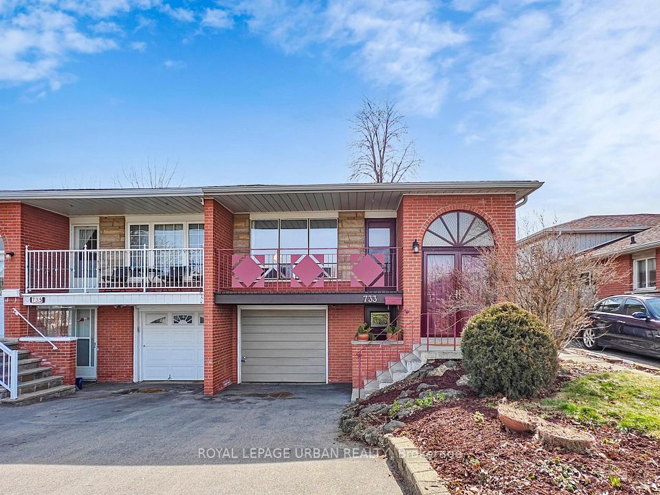 Semi-Detached  at 733 Consort Crescent, Mississauga, ON L5C 1J8, Mississauga