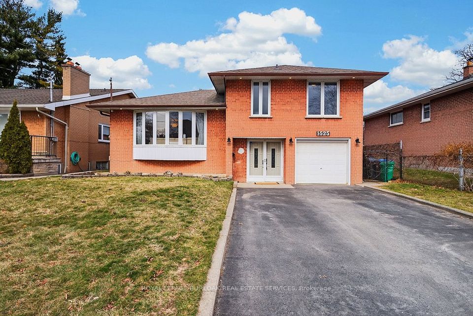 Detached at 1525 Holburne Road, Mississauga, ON L5E 2L7, Mississauga