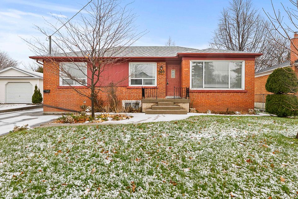 Detached at 249 Southview Road Lower, Oakville, ON L6K 2P2, Oakville