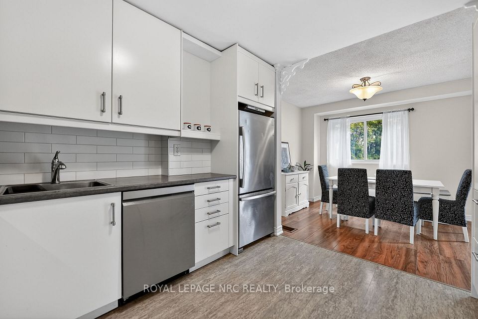 453 Woodview Road 4, Burlington, ON L7N 2Z9 at 453 Woodview Road 4, Burlington, ON L7N 2Z9, Burlington, ON, L7N 2Z9
