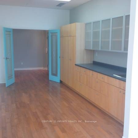 323 Kerr Street 200, Oakville, ON L6K 3B6