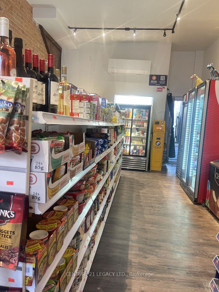 2739 Dundas Street W, Toronto W02, ON M6P 1Y1