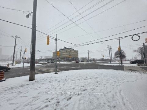 2100 Finch Avenue W 302, Toronto W05, ON M3N 2Z9