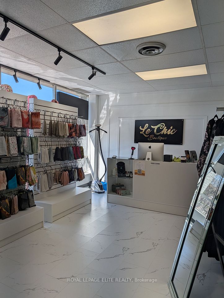 700 DUNDAS Street E 202, Mississauga, ON L4Y 3Y5