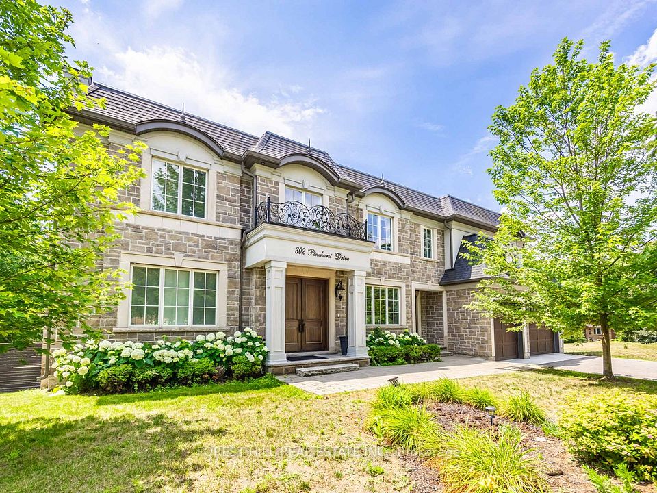 Detached at 302 Pinehurst Drive W, Oakville, ON L6J 4X3, Oakville