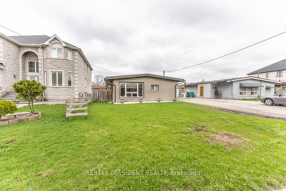 Detached at 7648 Redstone Road, Mississauga, ON L4T 2B9, Mississauga