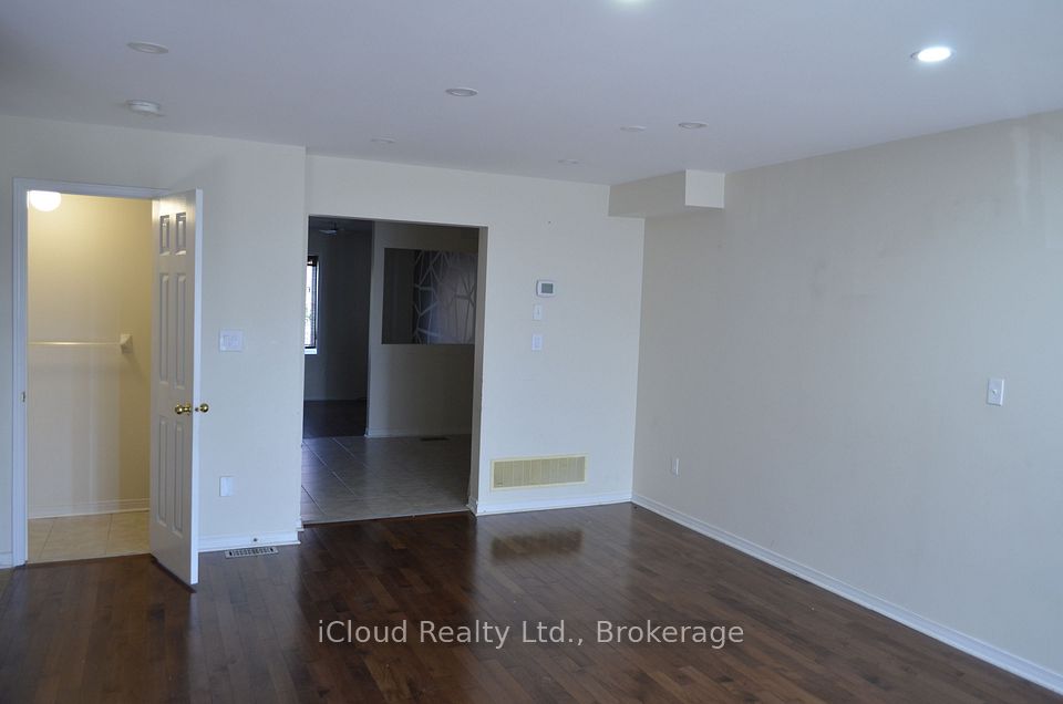 Att/Row/Townhouse at 319 Aspendale Crescent Main, Mississauga, ON L5W 0E7, Mississauga