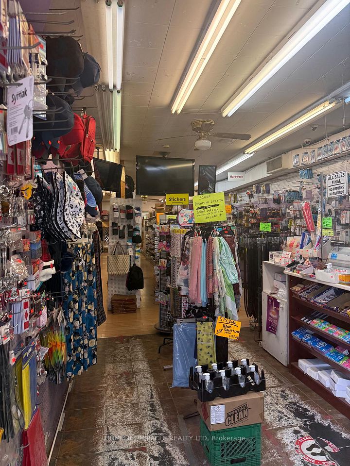 2212 Bloor Street, Toronto W02, ON M6S 1N4