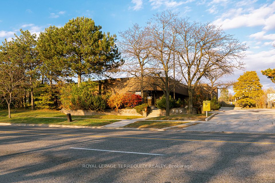 785 Arrow Road, Toronto W05, ON M9M 2L4