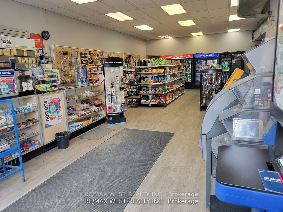 1990 Eglinton Avenue W, Toronto W04, ON M6E 2J9