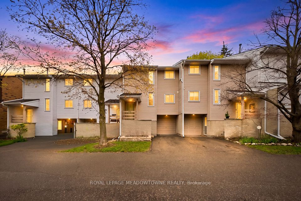 Condo Townhouse at 8 Lynden Circle, Halton Hills, ON L7G 4Y8, Halton Hills