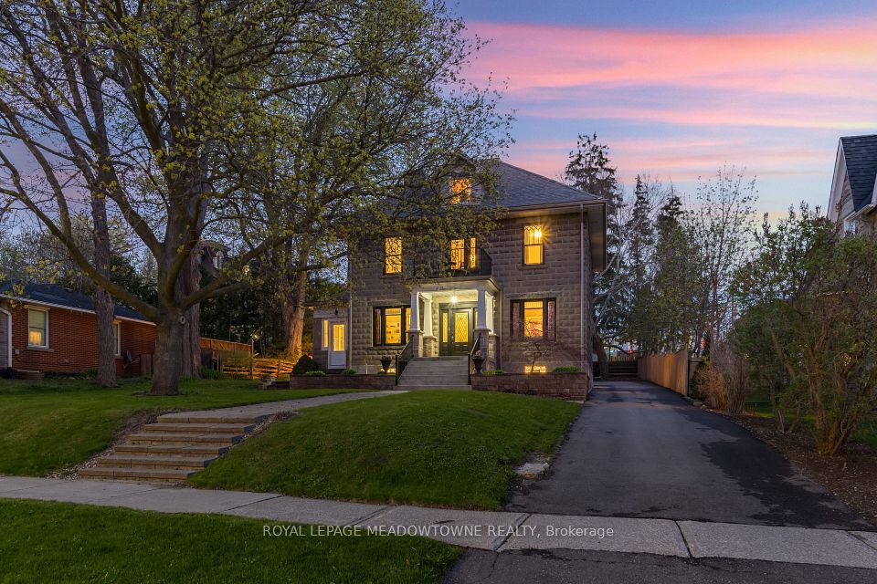 Detached at 8 Queen Street, Halton Hills, ON L7G 2E4, Halton Hills