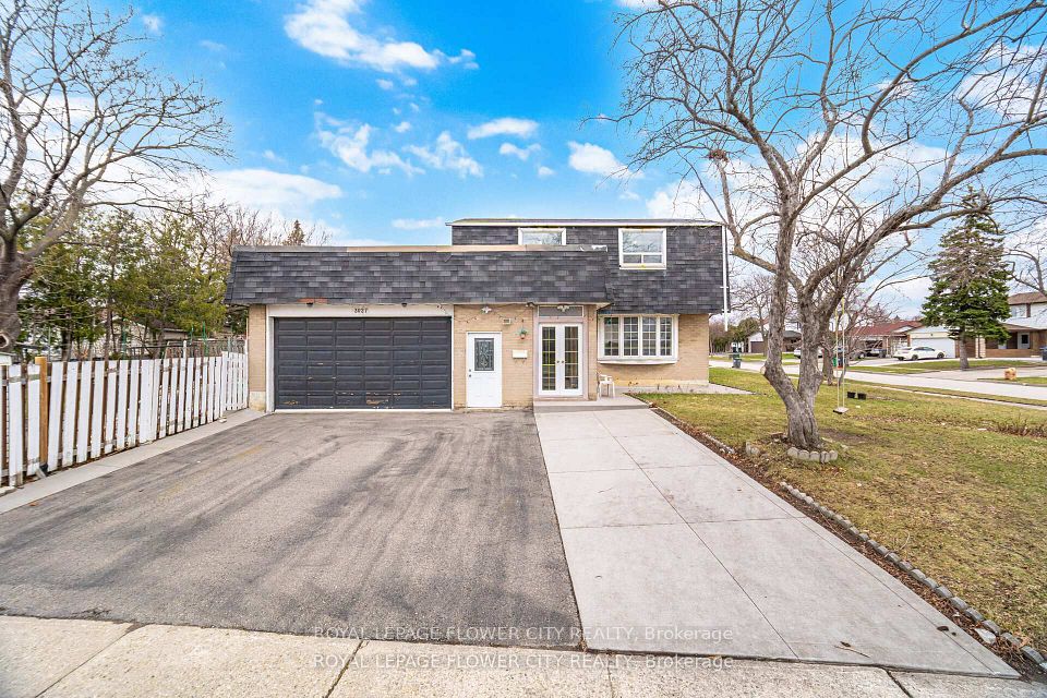 Detached at 3027 Coral Drive, Mississauga, ON L4T 1Z2, Mississauga