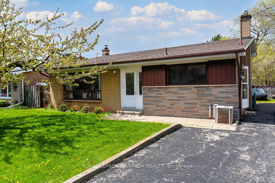 Detached at 565 Pinegrove Road, Oakville, ON L6K 2C5, Oakville
