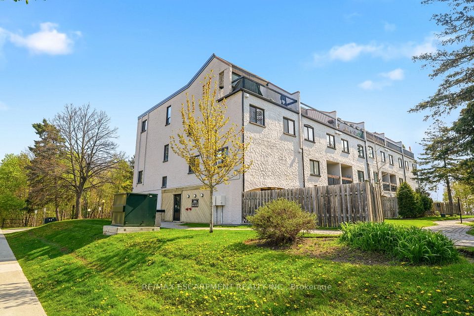 Condo Townhouse at 1066 Falgarwood Drive 154, Oakville, ON L6H 2P3, Oakville