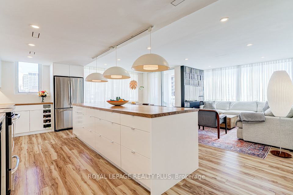 Condo Apartment at 39 Stavebank Road 1204, Mississauga, ON L5G 4N7, Mississauga