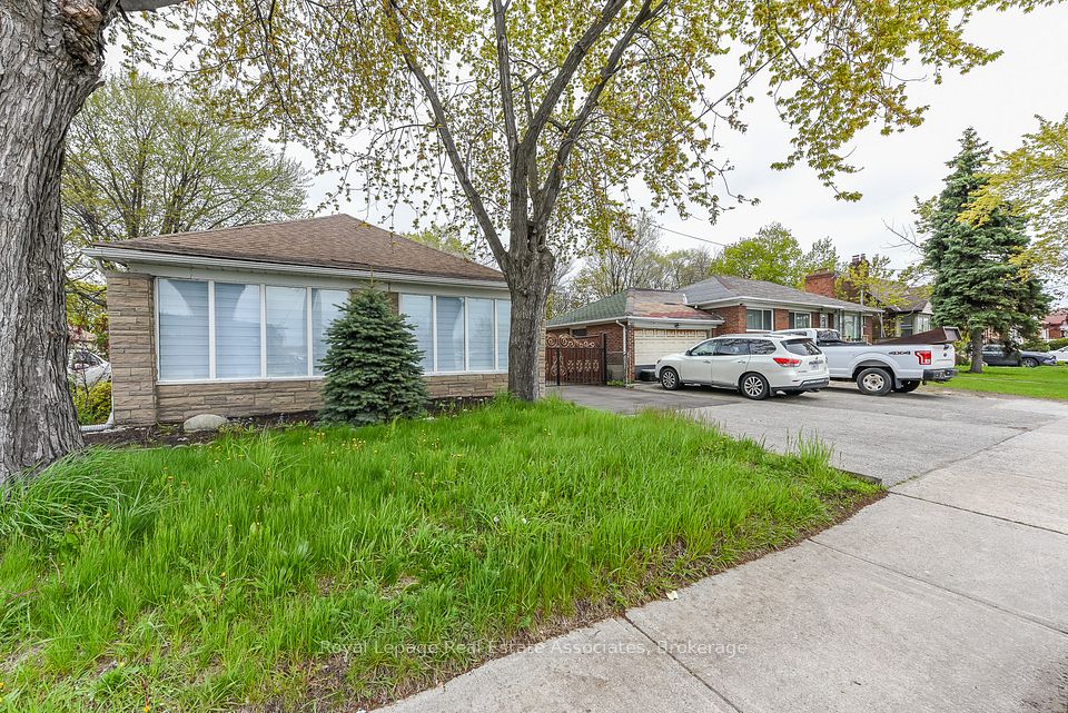 665 Kipling Avenue, Toronto W08, ON M8Z 5G2