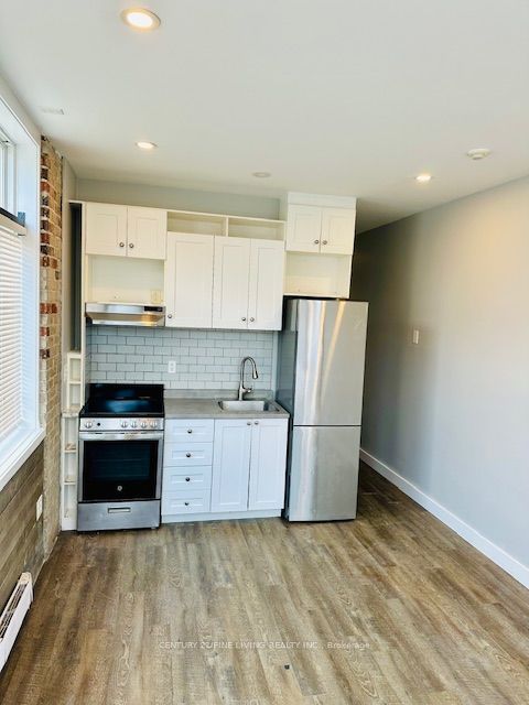 2029-2031 Eglinton Avenue W, Toronto W03, ON M6E 2K4