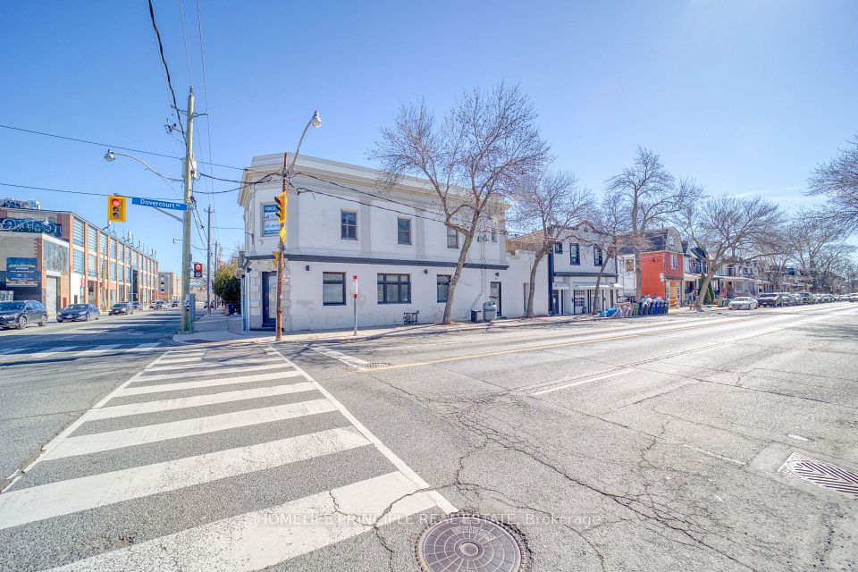 995 Dupont Street, Toronto W02, ON M6H 1Z5