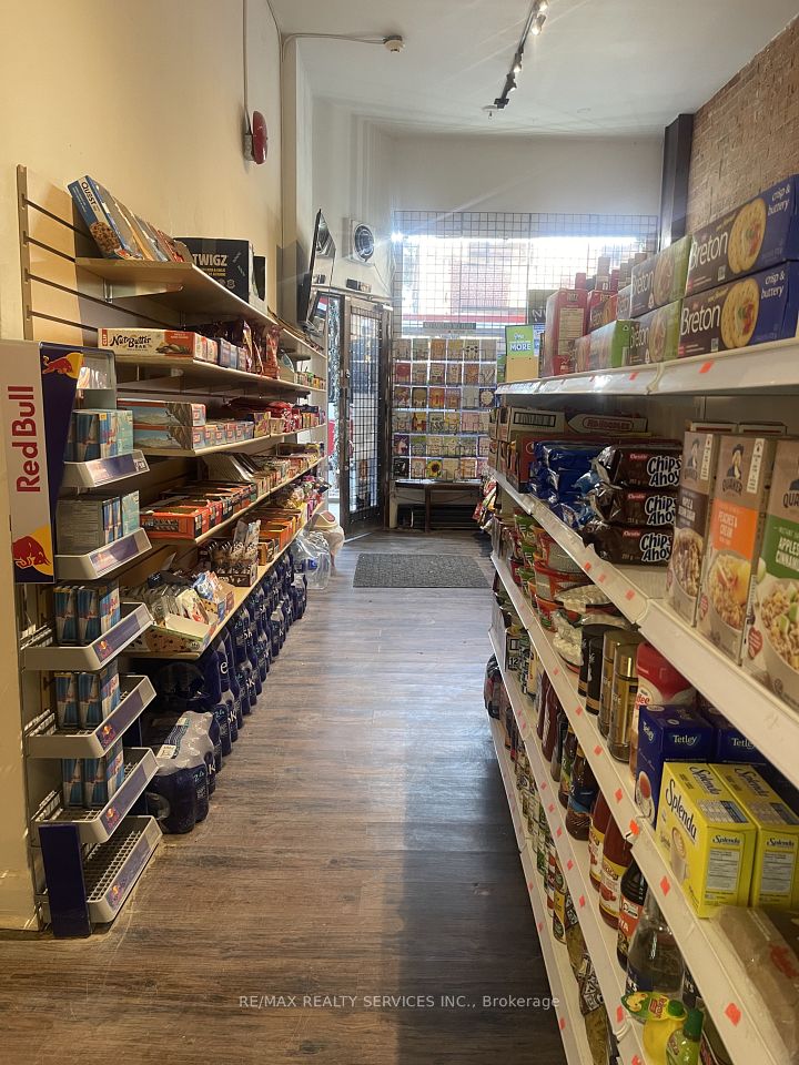 2739 Dundas Street W, Toronto W02, ON M6P 1Y1