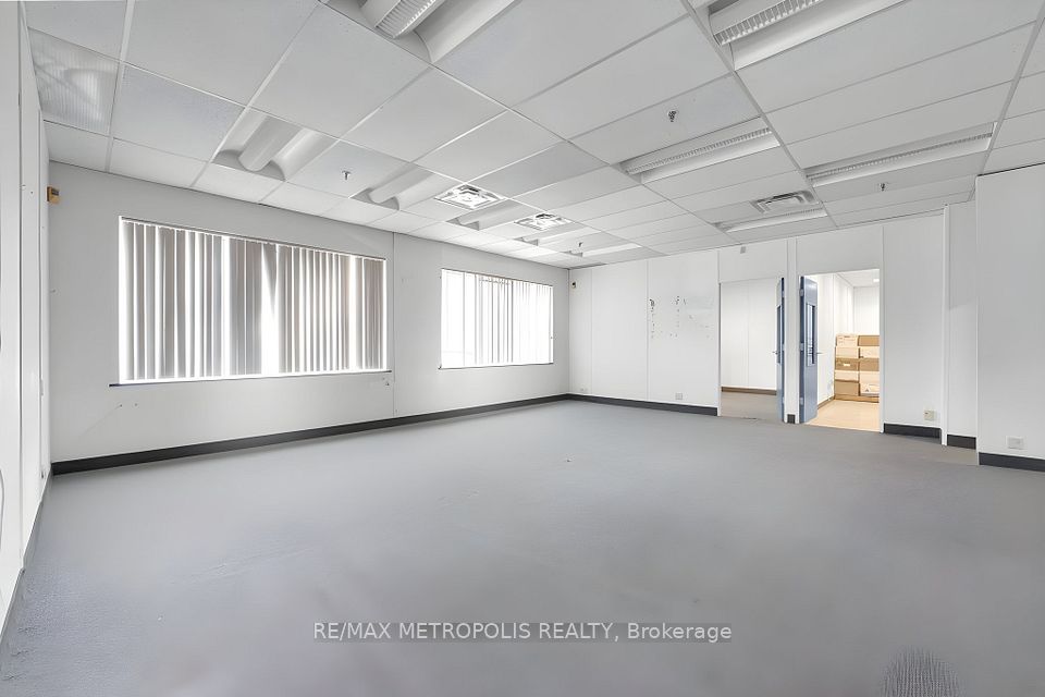 35 Oak Street, Toronto W04, ON M9N 1A1