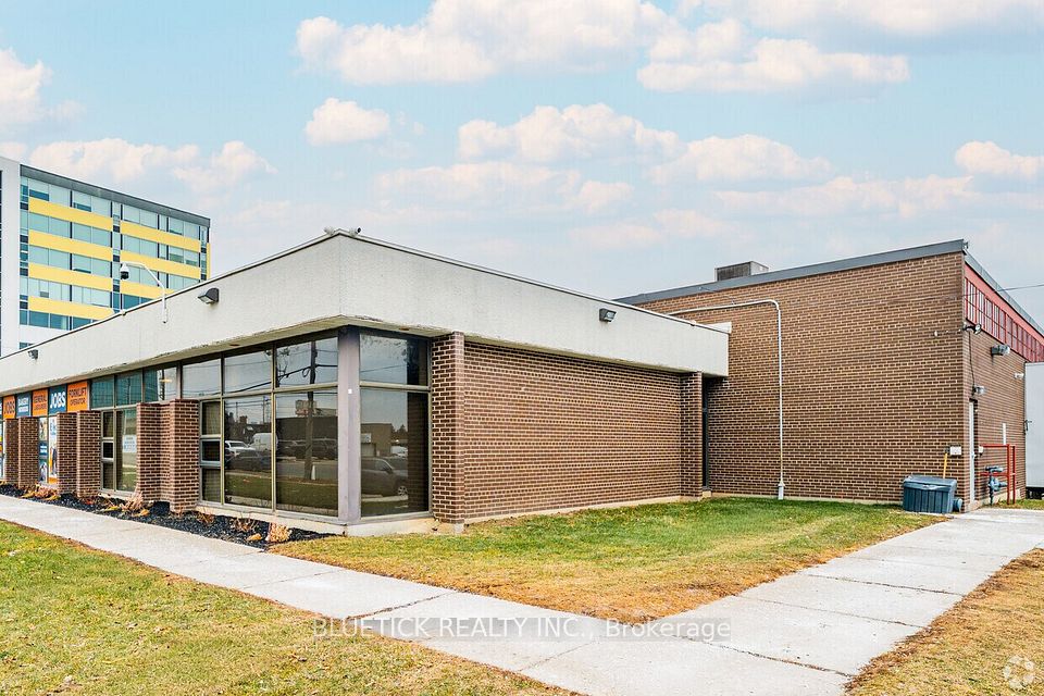 25 Tangiers Road 3, Toronto W05, ON M3J 2B1