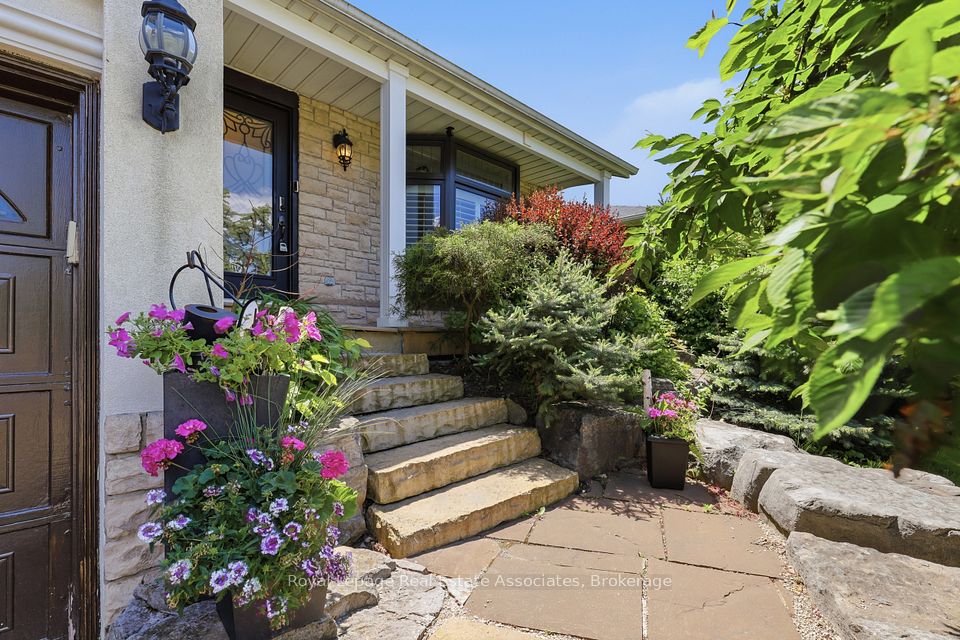 2580 Homelands Drive, Mississauga, ON L5K 1H6 at 2580 Homelands Drive, Mississauga, ON L5K 1H6, Mississauga, ON, L5K 1H6