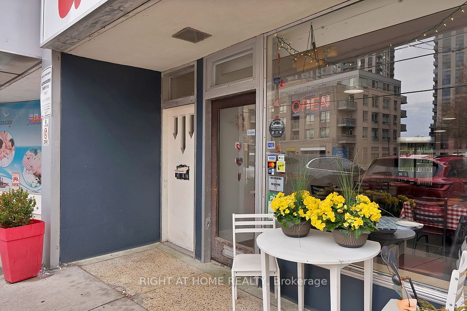 5122 Dundas Street W, Toronto W08, ON M9A 1C2
