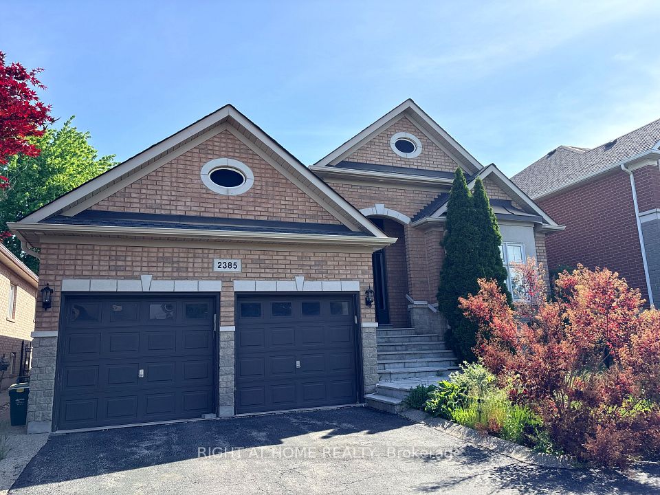 Detached at 2385 Eighth Line, Oakville, ON L6H 7L7, Oakville