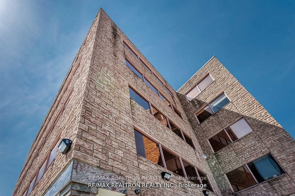 1018 Finch Avenue W 404, Toronto W05, ON M3J 3L5