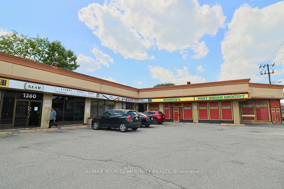 1370 Weston Road, Toronto W04, ON M6M 4R8