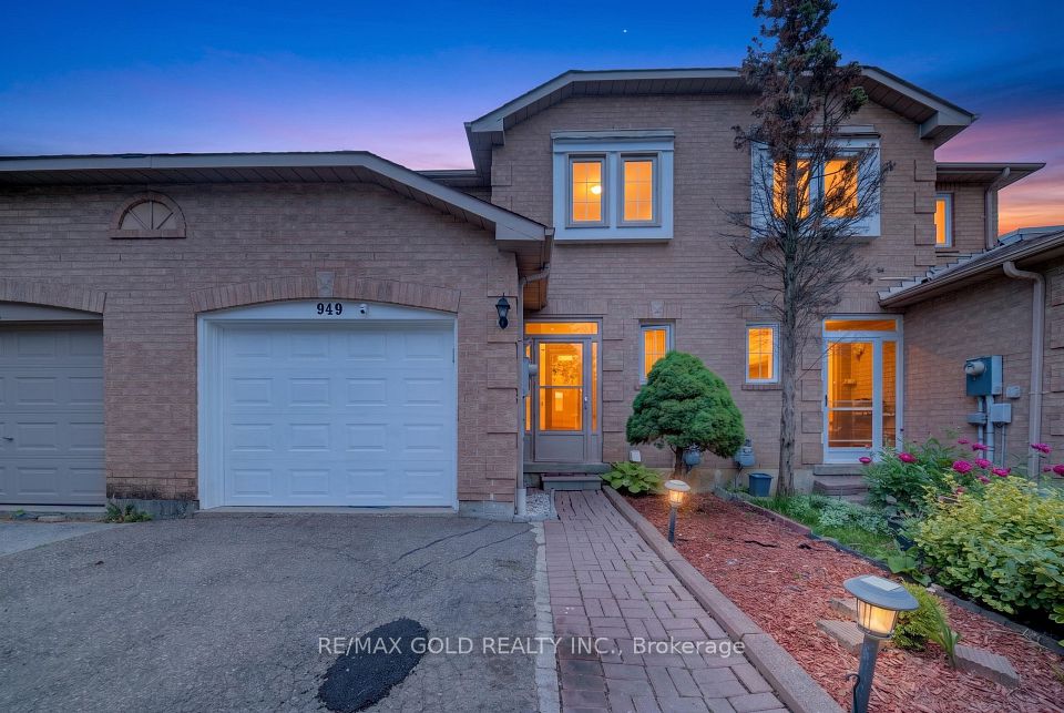Att/Row/Townhouse at 949 Blizzard Road, Mississauga, ON L5V 1T1, Mississauga