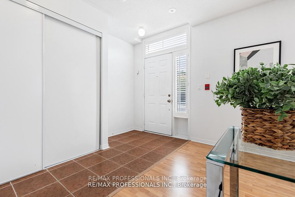 3400 Lake Shore Boulevard W 104, Toronto W06, ON M8W 4Z9