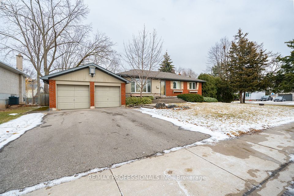 Detached at 635 Peele Boulevard, Burlington, ON L7R 3B8, Burlington